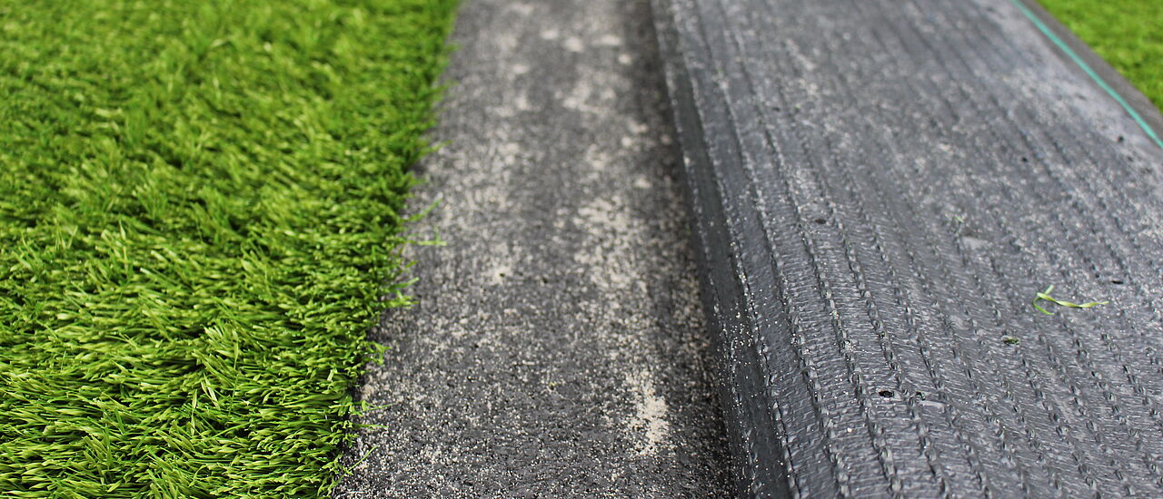 Sportplatz mit der vorgefertigten Elastikschicht (shock pad) REGUPOL turfpad SP unter einem Kunstrasensystem.