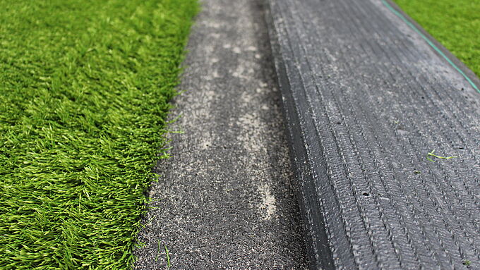 Sportplatz mit der vorgefertigten Elastikschicht (shock pad) REGUPOL turfpad SP unter einem Kunstrasensystem.