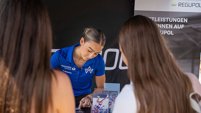 Jolina Ernst beim Meet & Greet am REGUPOL Stand bei den Deutschen Meisterschaften in Bochum-Wattenscheid
