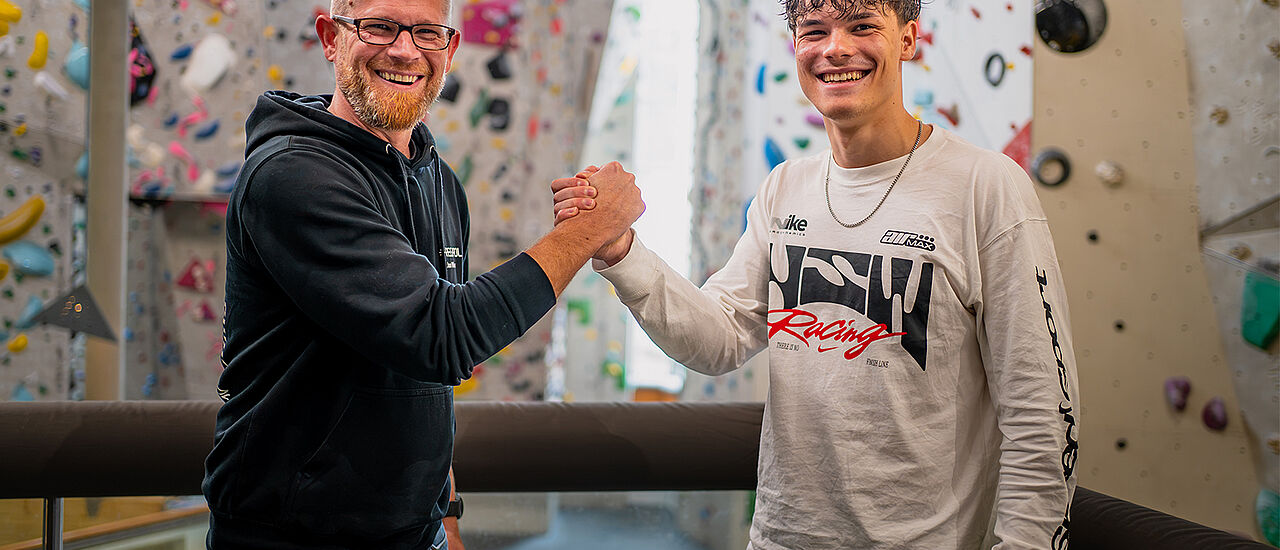 Speedkletterer Andrin Zedler (rechts) und Jan Weber von REGUPOL 