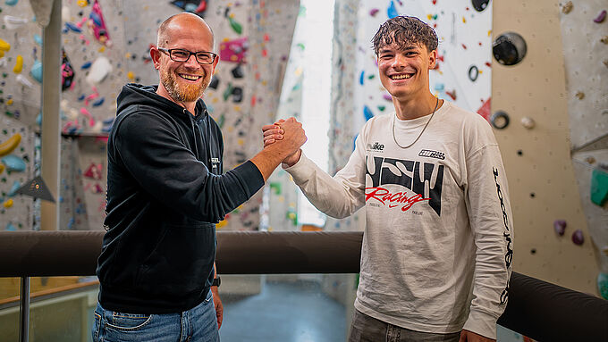 Speedkletterer Andrin Zedler (rechts) und Jan Weber von REGUPOL 