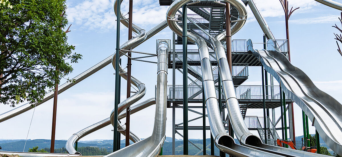 Rutschenturm im Panorama Park Sauerland mit roten REGUPOL playfix FX50 Fallschutzplatten an den Rutschenausläufen