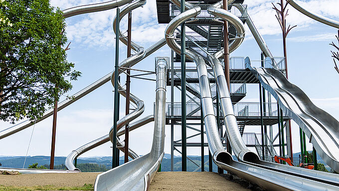 Rutschenturm im Panorama Park Sauerland mit roten REGUPOL playfix FX50 Fallschutzplatten an den Rutschenausläufen