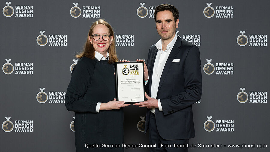 Niels Pöppel und Elke Sondermann-Becker mit dem German Design Award